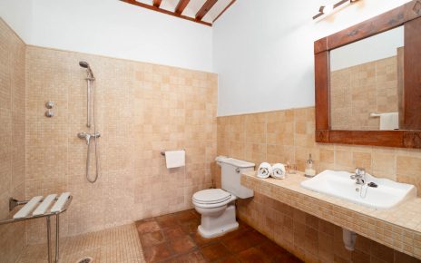 This bathroom is adpated to people with reduced mobility 